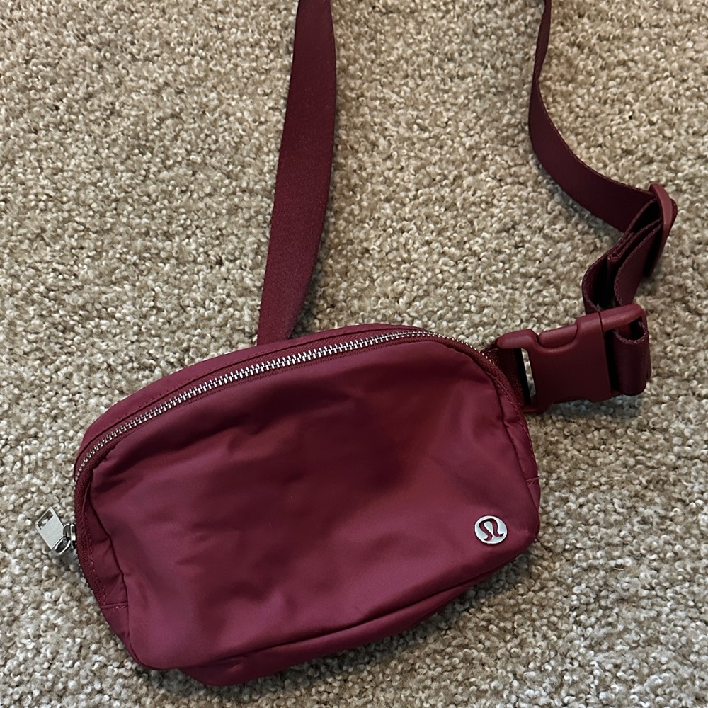 Lululemon everywhere belt bag